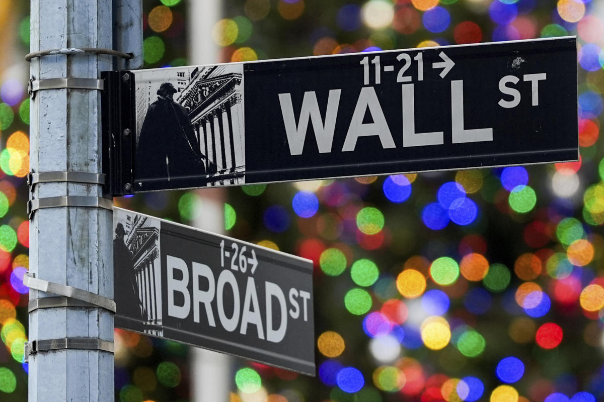 Wall Street indexes lose ground as market closes another record-breaking year